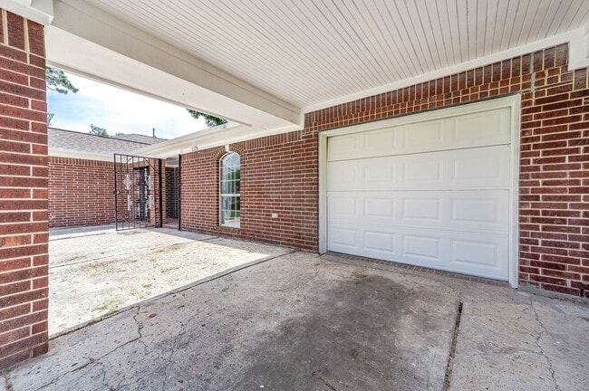 Building Photo - 8903 Sultan Dr