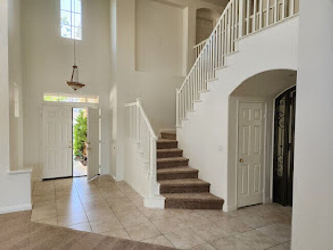 Building Photo - South Temecula 5 Bedroom Pool Home with Vi...