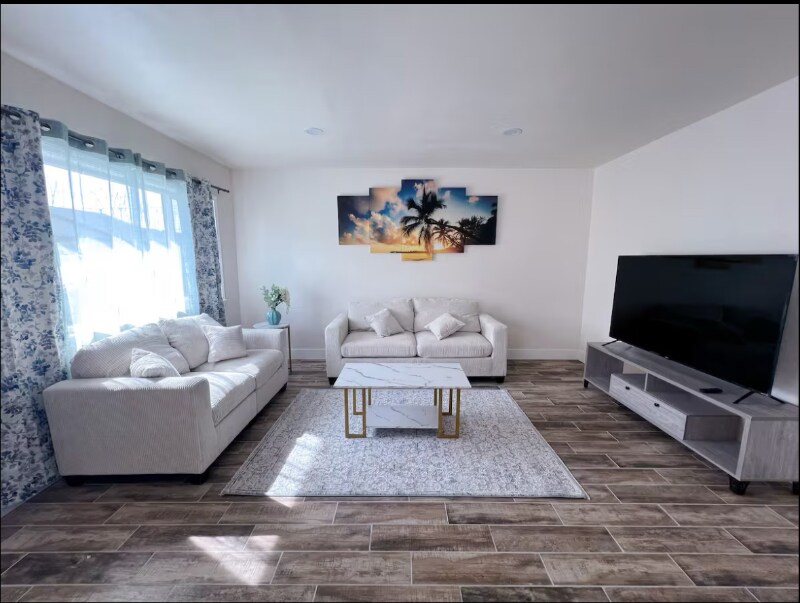 Foto principal - 0000 Adelia Ave