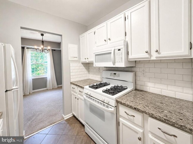 Building Photo - 3830 Lyndhurst Dr