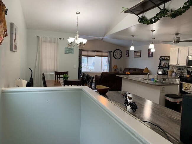 Foto del edificio - Spacious Townhouse, just five minutes from...