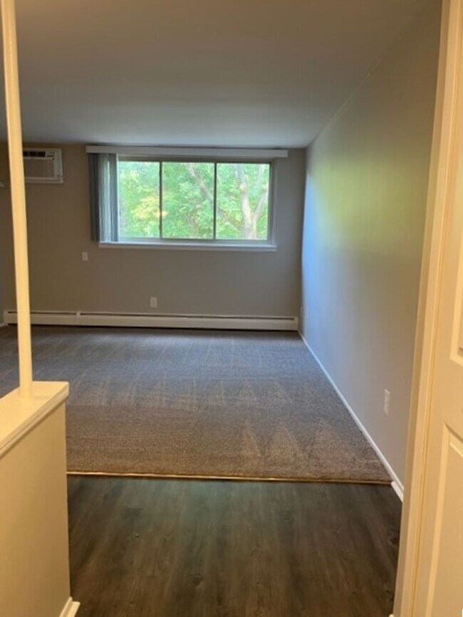 Building Photo - Charming, remodeled 2 bedroom/1 bath near ...