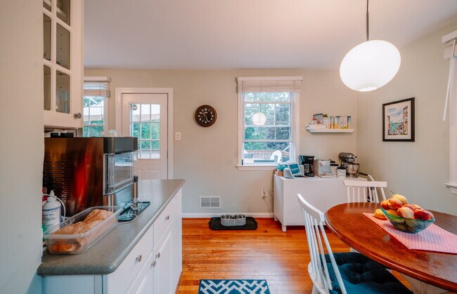 Foto del edificio - Charming Cape Cod Retreat in Prime Falls C...
