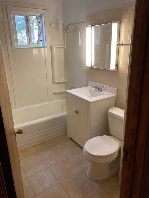 Primary Photo - 5720 W Ainslie St