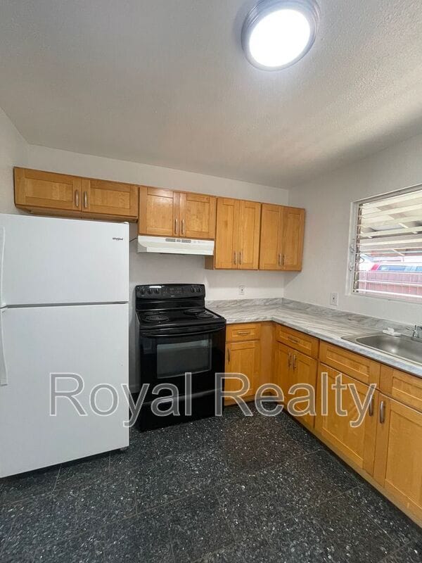 Building Photo - 84-1111-1111 Lahaina St
