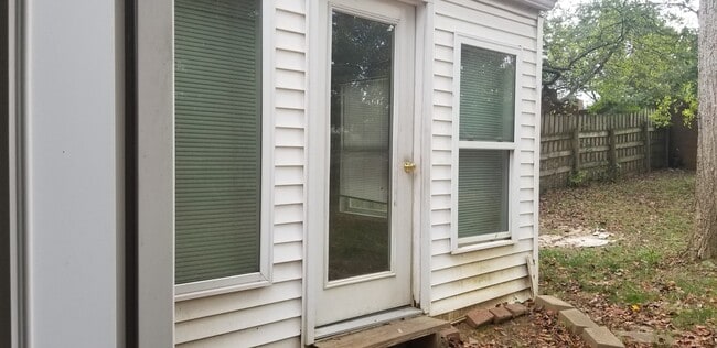 Building Photo - 3 Bedroom 2 Bath 1 Car Garage