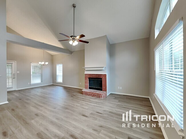 Building Photo - 404 Moss Hill Drive Arlington TX