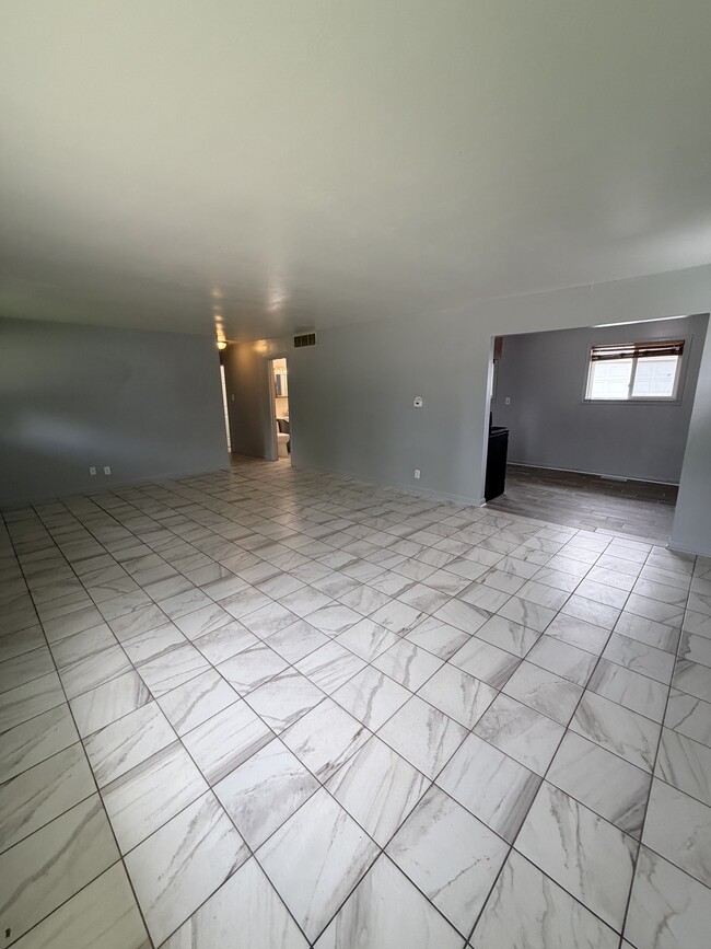 Building Photo - 133 W Briarcliff Rd