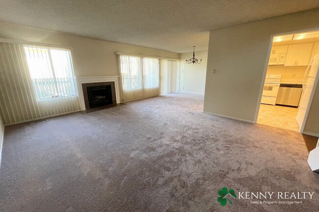 Building Photo - Large 3 Bedroom Townhouse in Great Neighbo...