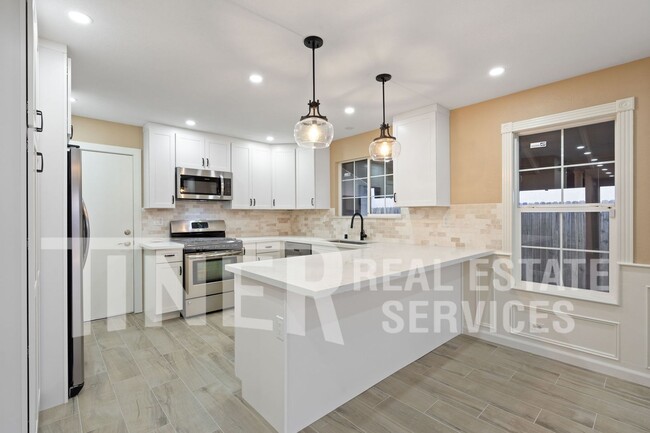 Foto del edificio - Stunning Remodeled Roseville Home on corne...