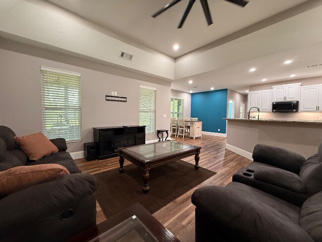 Building Photo - 415 Autumn Ridge Dr