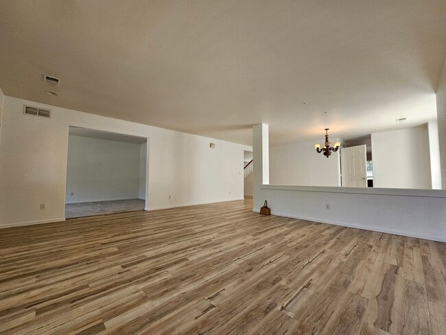 Building Photo - Massive and Expansive 5 Bedroom Green Vall...