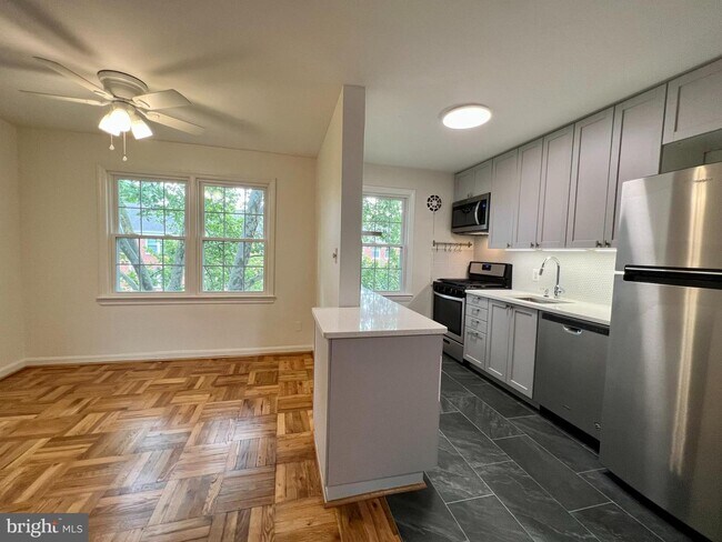 Foto del edificio - 6511 Potomac Ave