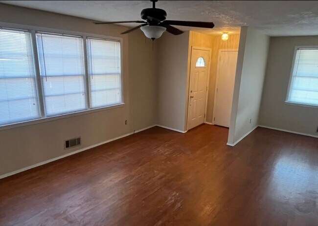 Foto del edificio - 3012 Pinewood Dr