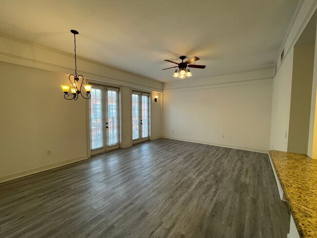 Building Photo - Jackson Square - Top Floor 2 Bedroom, 2 Ba...