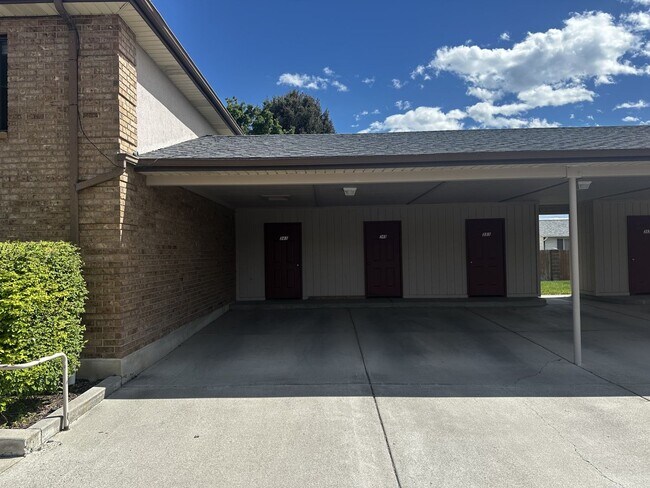 Building Photo - For a limited time sign for $1295 a month