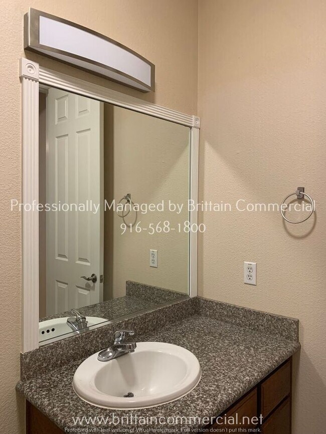 Building Photo - Luxury Condo, 2 Car Garage, Gated Communit...
