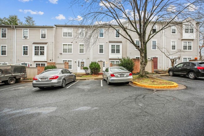 Building Photo - Spacious 3 Level Townhome in Montgomery Vi...