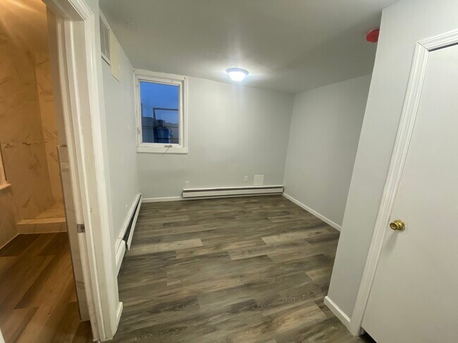 1st bedroom - 135 Hudson St