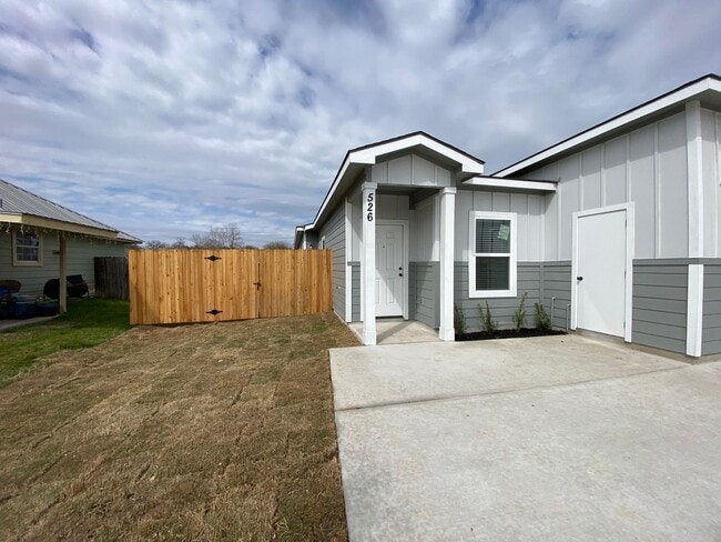 Building Photo - Beautiful Duplex in Seguin!