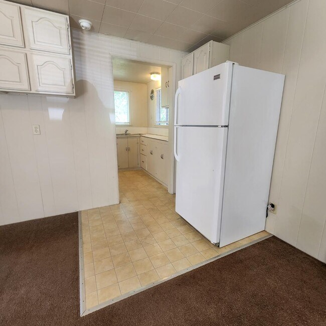 Building Photo - 1260 Pottery Ave