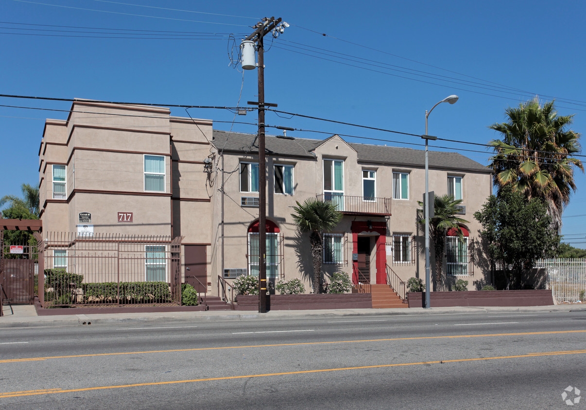 Primary Photo - Royals I and II Apartments