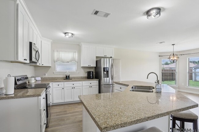 Building Photo - 659 Douglas Andrew Ave