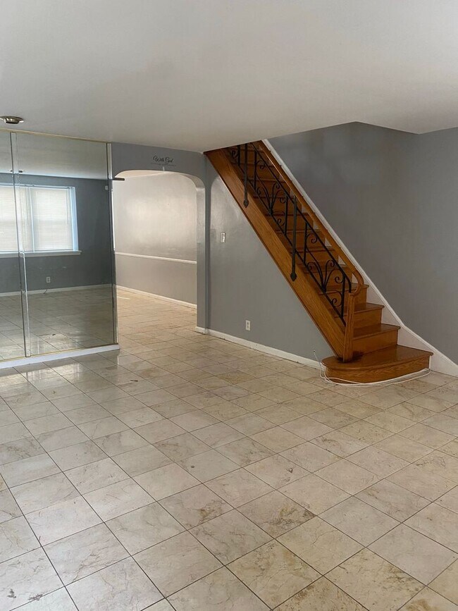 Building Photo - Stunning 3-Bedroom Townhome in East Oak La...
