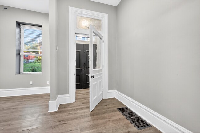 Building Photo - 517 Armandale St