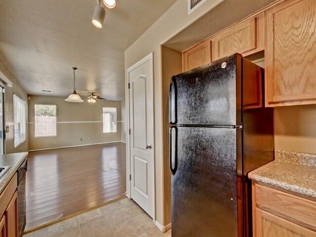 Foto del edificio - 9815 West Riverside Avenue