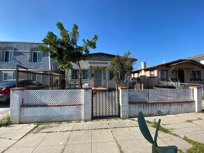 Building Photo - 4152-4152 Wilson Ave