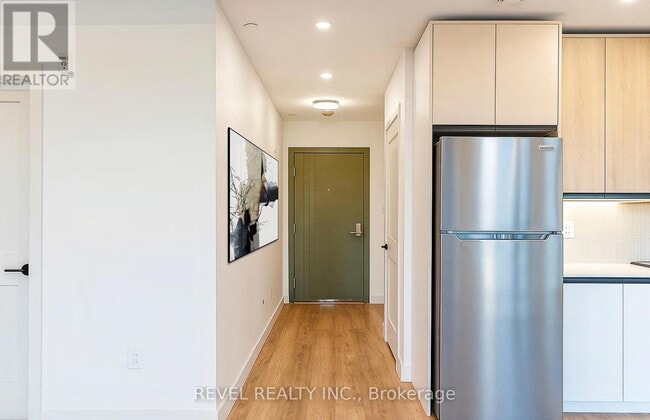 Building Photo - 4390 Hillview Dr