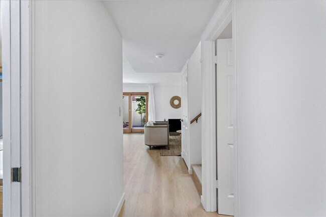 Building Photo - 1105 Fontana Dr