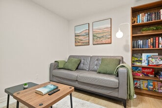Building Photo - 84 Rowmont Vw NW