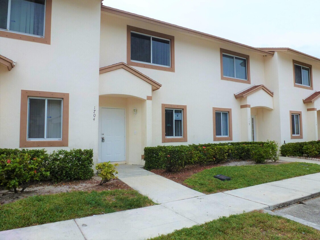 Primary Photo - 1704 Lakeview Dr W