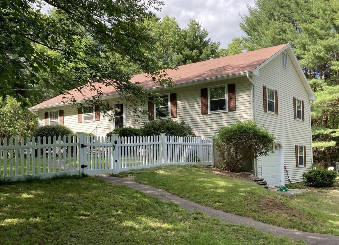 Foto principal - Private 4BR Home Close to UConn Campus