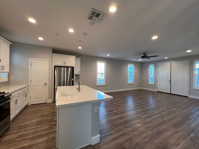 Building Photo - Beautiful Blackpines Community Three Bedroom