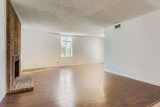 Building Photo - Beautiful & Modern 2 bedroom in Denver!