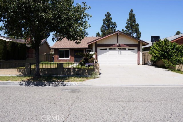 Building Photo - 13045 La Jara St