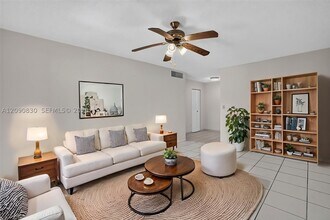 Building Photo - 10786 N Kendall Dr