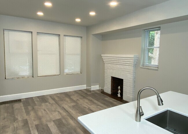 Building Photo - 3034 Marshall Ave