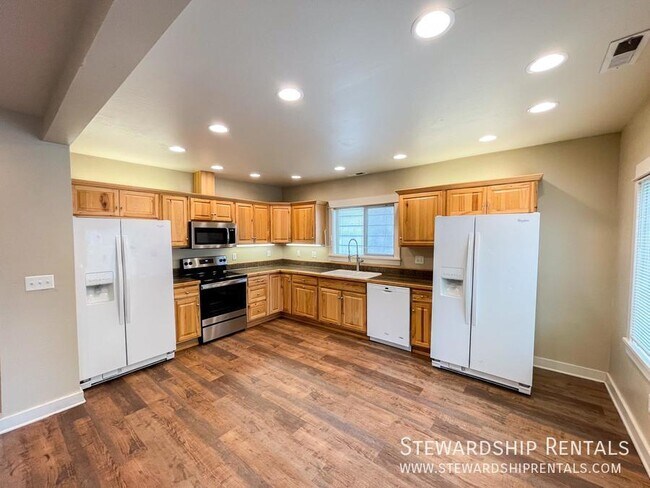 Building Photo - 3 EXTRA ROOMS!!  Located in the heart of W...