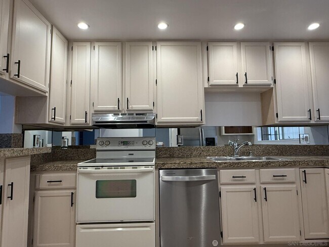 Foto del edificio - 2520 Clairemont Dr