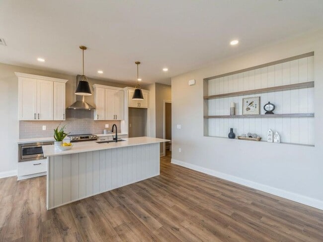 Building Photo - 2105 Lacey Dr