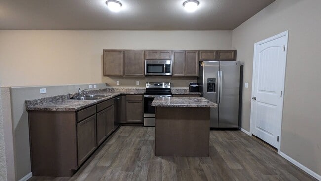 Building Photo - TWO STORY END UNIT TOWNHOME 3 BED/2.5 BATH...