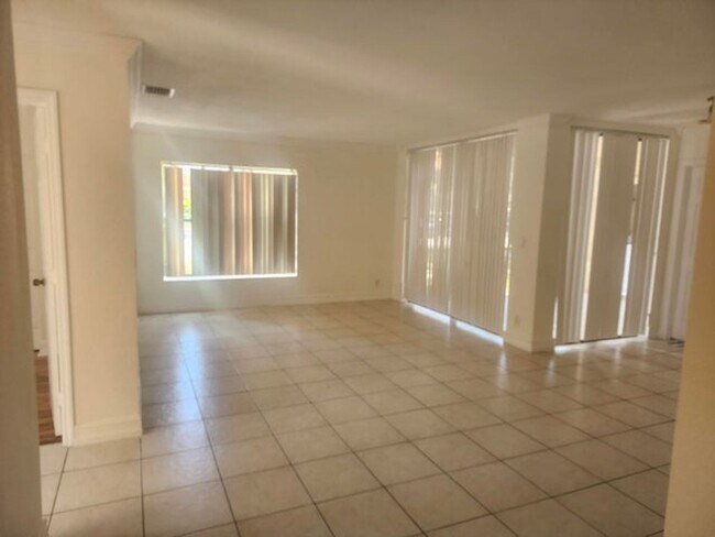 Foto del edificio - 3813 Coral Tree Cir