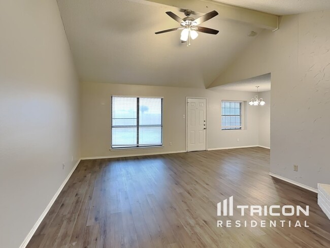 Foto del edificio - 1328 N Creek Dr