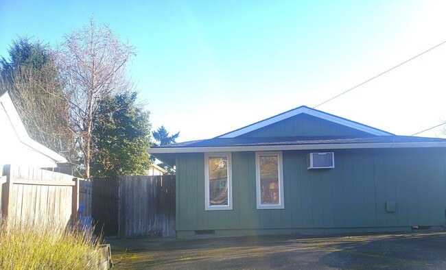 Building Photo - Inner SE Portland Duplex!