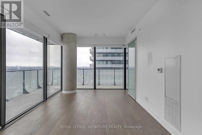 Photo du bâtiment - 161 Roehampton Ave