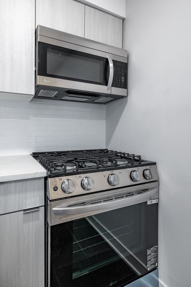 Kitchen with Gas Range - 505 W Melrose Street